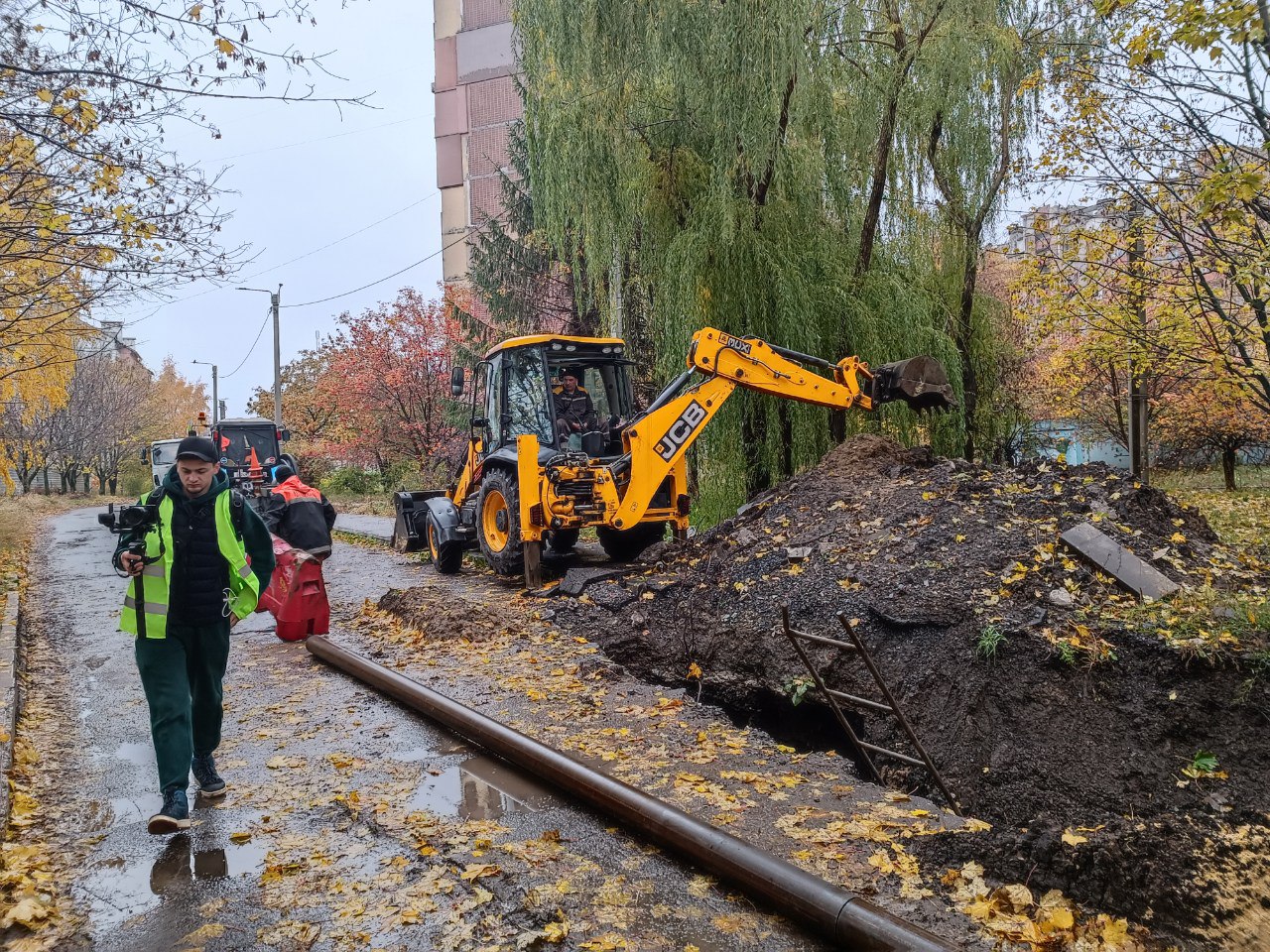 У Київському районі продовжують відновлювати пошкоджені вибухами водоводи