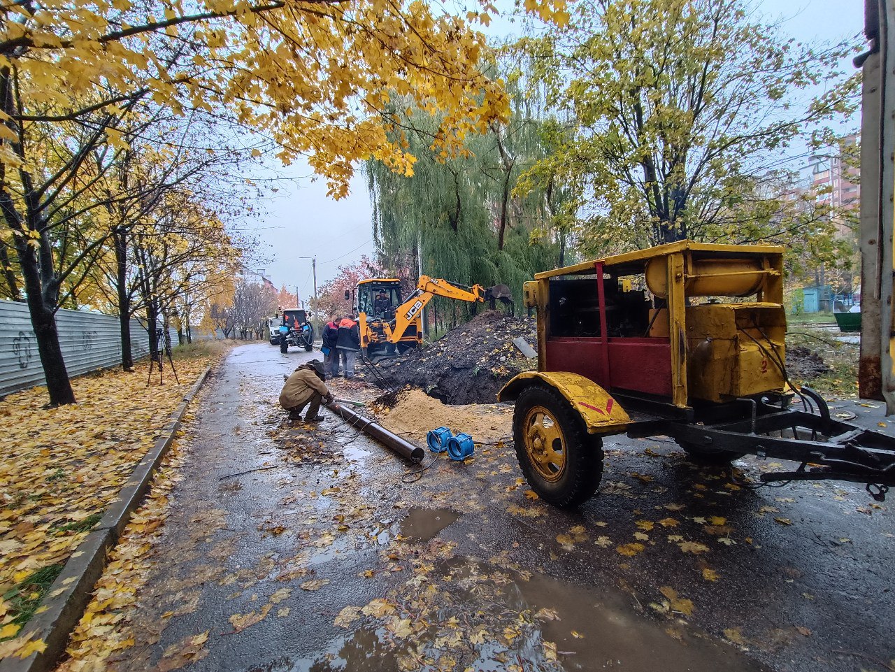 У Київському районі продовжують відновлювати пошкоджені вибухами водоводи