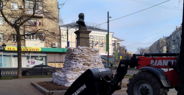 Чи переносити погруддя Пушкіна, має вирішувати уряд