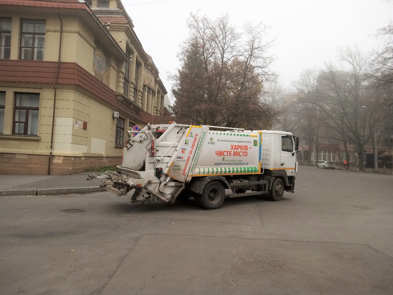 Працівники КВПВ продовжують прибирати у центрі Харкова