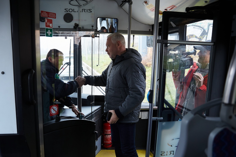 На магістралях Харкова курсують автобуси, які передали з Чехії