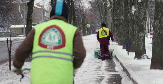 Понад дві тисячі працівників прибирають сніг у Харкові