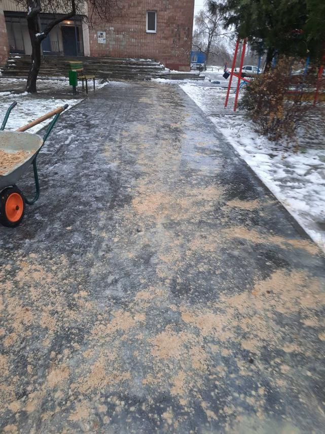 У Харкові посипають дороги під час ожеледиці