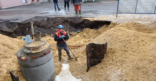 У Новобаварському районі відновлюють каналізаційні колодязі