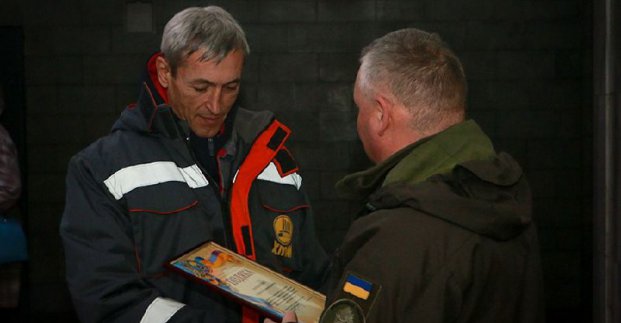 Нацгвардійці вручили харківським комунальникам подяки 
