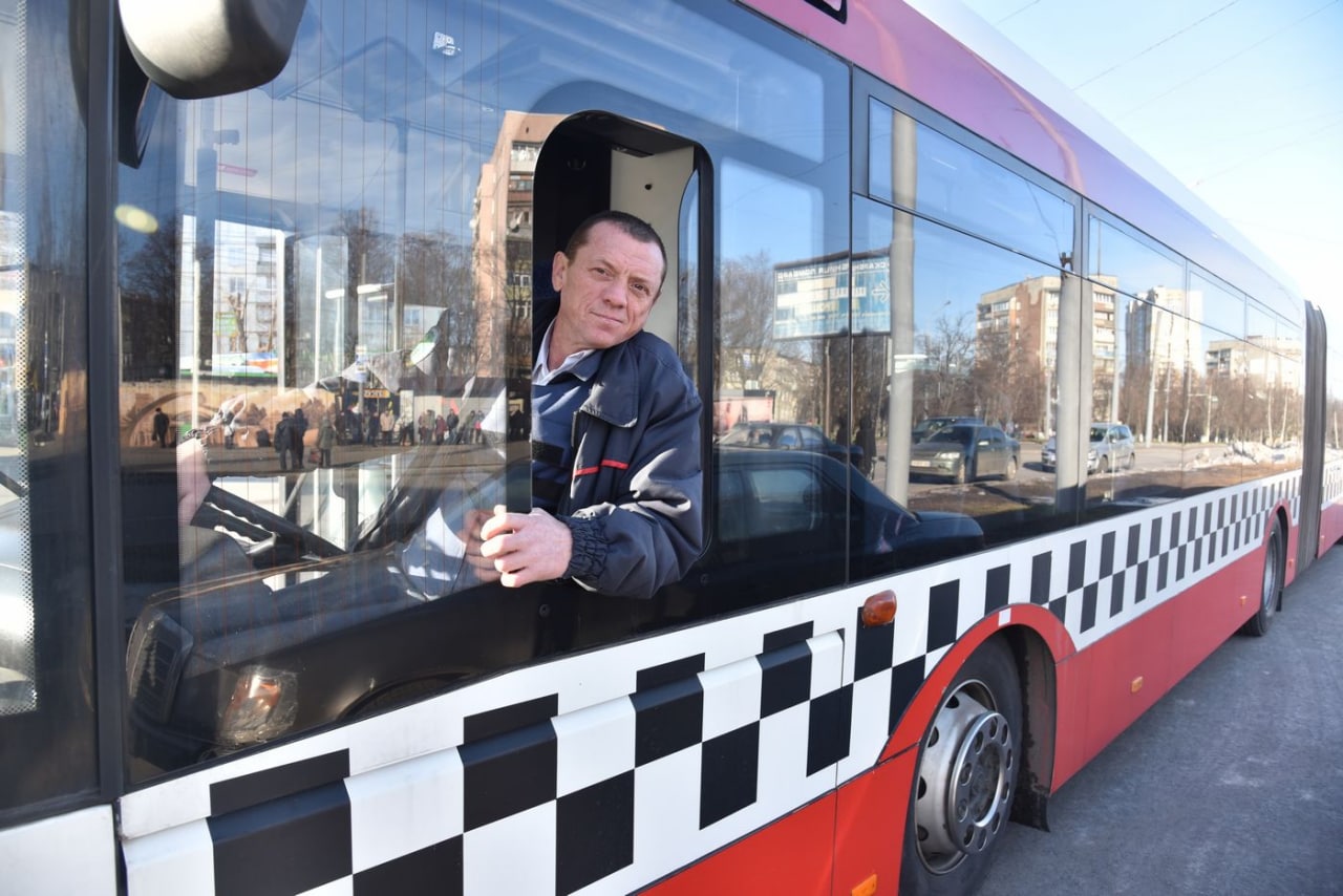 #Обличчя_Харкова. Максим Бронніков – водій автобуса, який розвозив гуманітарну допомогу