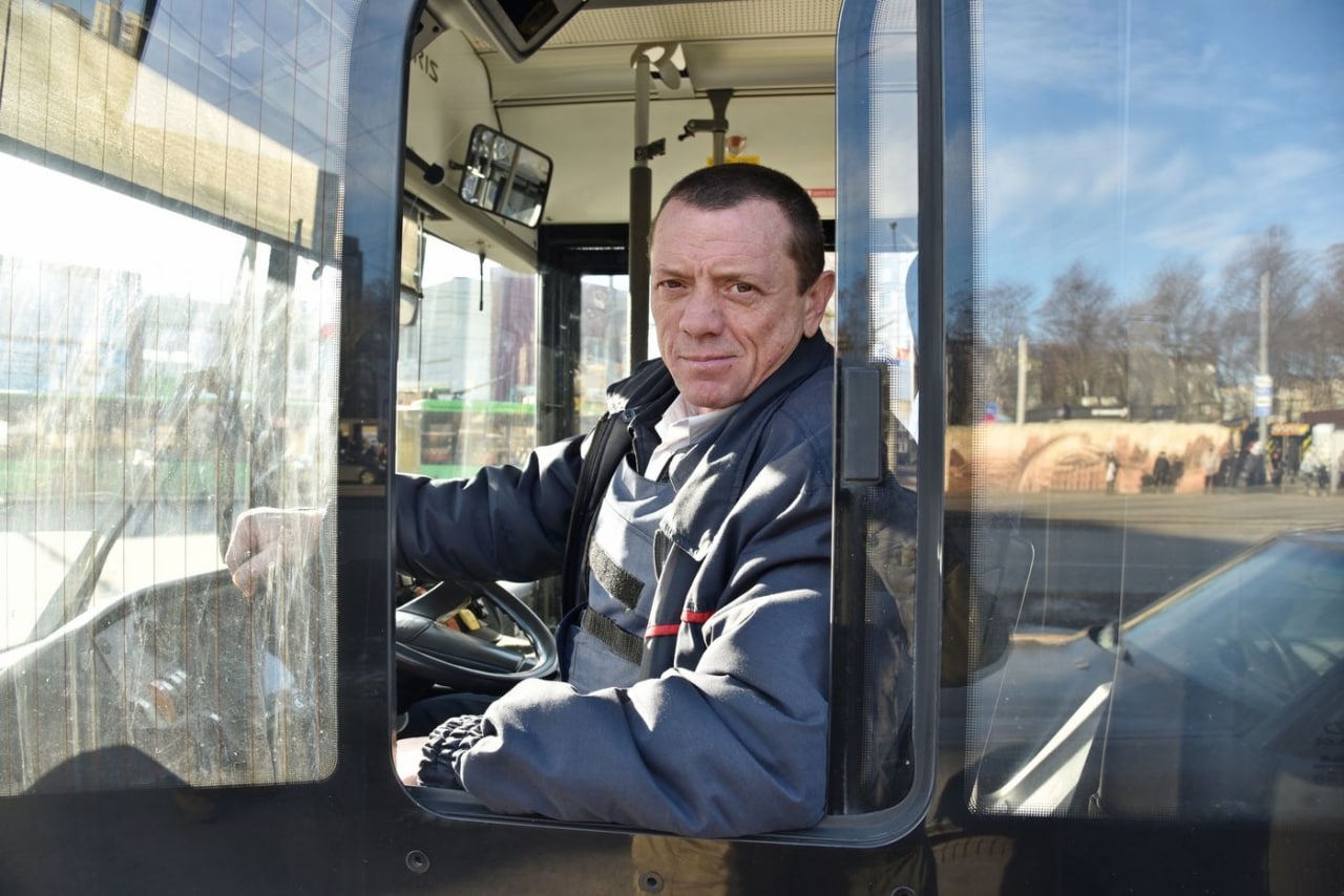 #Обличчя_Харкова. Максим Бронніков – водій автобуса, який розвозив гуманітарну допомогу
