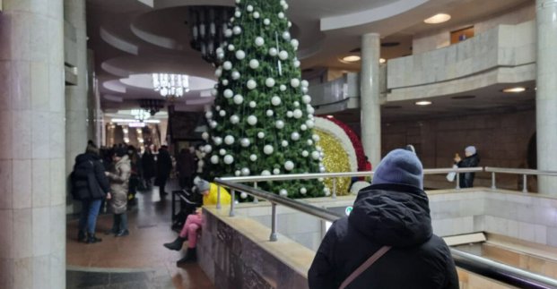 У Харкові на станції метро встановили новорічну ялинку