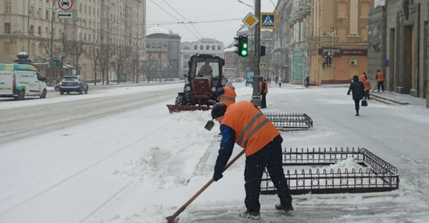 На дорогах Харкова працюють понад 110 снігоприбиральних машин