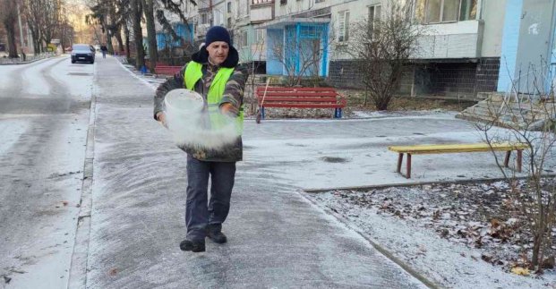 У Харкові сніг прибирають понад дві тисячі комунальників