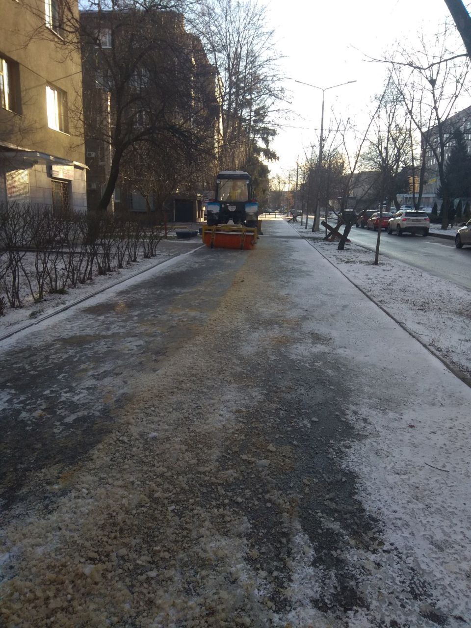 У Харкові сніг прибирають понад дві тисячі комунальників