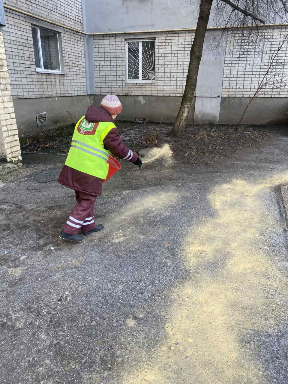 У Харкові сніг прибирають понад дві тисячі комунальників