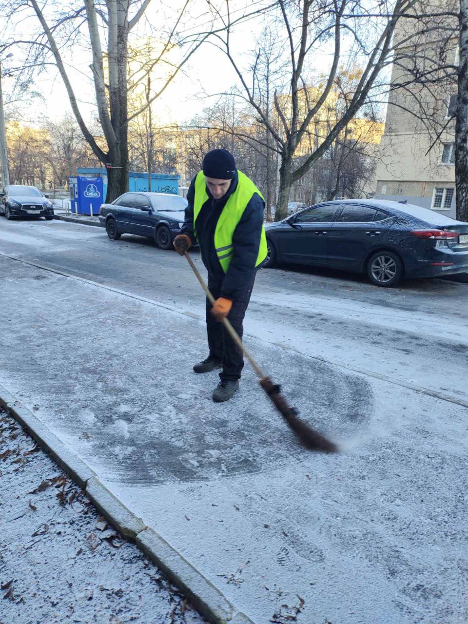 У Харкові сніг прибирають понад дві тисячі комунальників