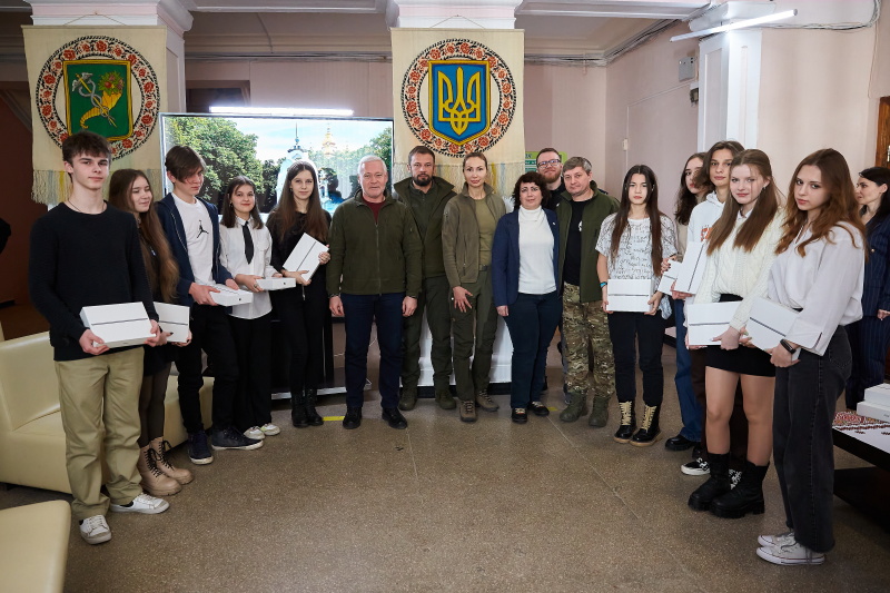 У Харкові вручили планшети учням зруйнованої спеціалізованої школи №134