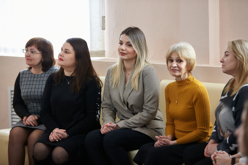 У Харкові вручили планшети учням зруйнованої спеціалізованої школи №134