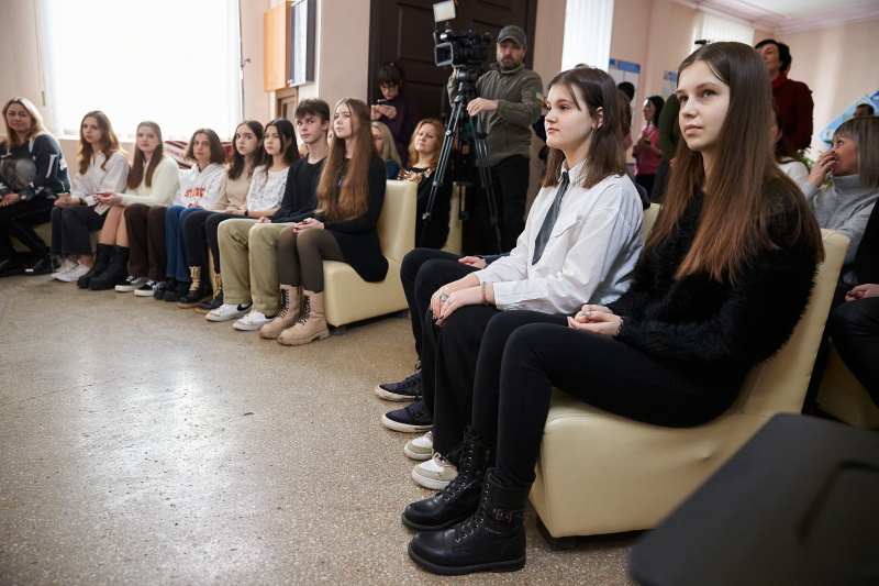 У Харкові вручили планшети учням зруйнованої спеціалізованої школи №134