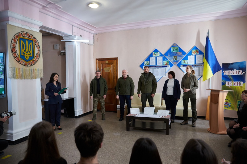 У Харкові вручили планшети учням зруйнованої спеціалізованої школи №134