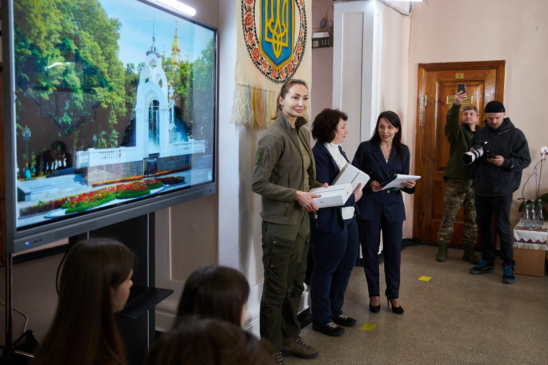 У Харкові вручили планшети учням зруйнованої спеціалізованої школи №134