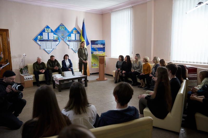 У Харкові вручили планшети учням зруйнованої спеціалізованої школи №134