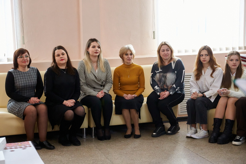 У Харкові вручили планшети учням зруйнованої спеціалізованої школи №134