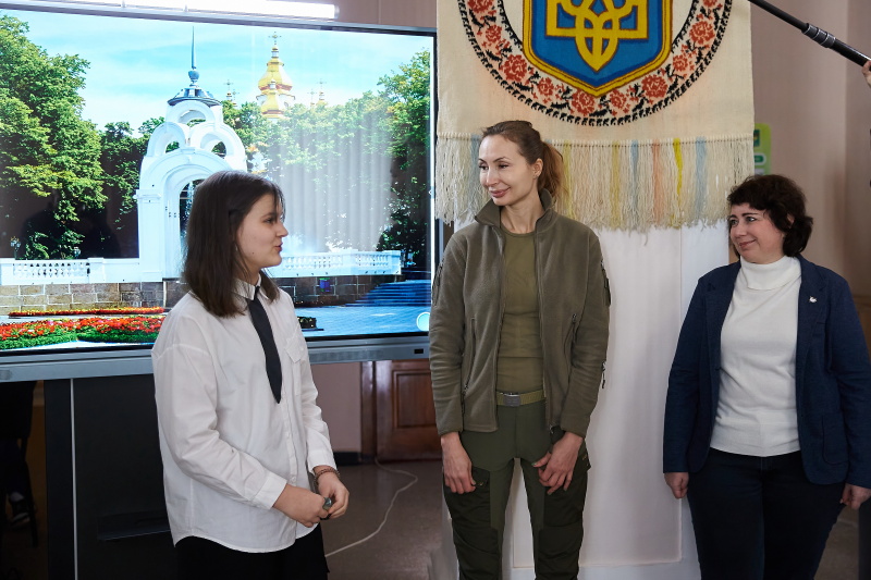 У Харкові вручили планшети учням зруйнованої спеціалізованої школи №134