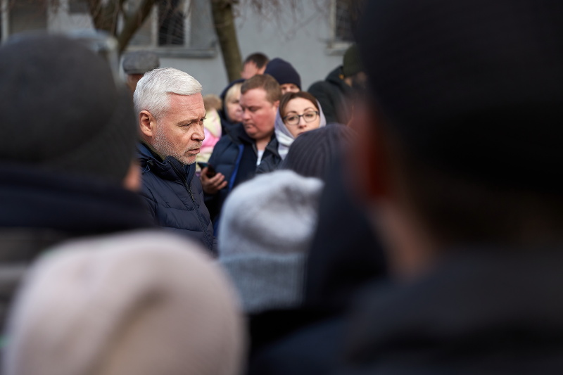 Ігор Терехов зустрівся з мешканцями однієї з найбільш зруйнованих багатоповерхівок у Київському районі