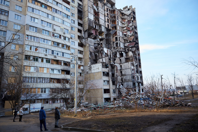 Ігор Терехов зустрівся з мешканцями однієї з найбільш зруйнованих багатоповерхівок у Київському районі