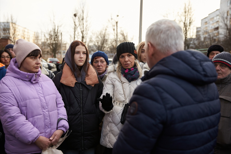 Ігор Терехов зустрівся з мешканцями однієї з найбільш зруйнованих багатоповерхівок у Київському районі