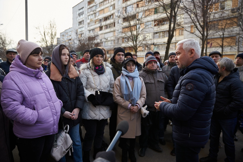 Ігор Терехов зустрівся з мешканцями однієї з найбільш зруйнованих багатоповерхівок у Київському районі
