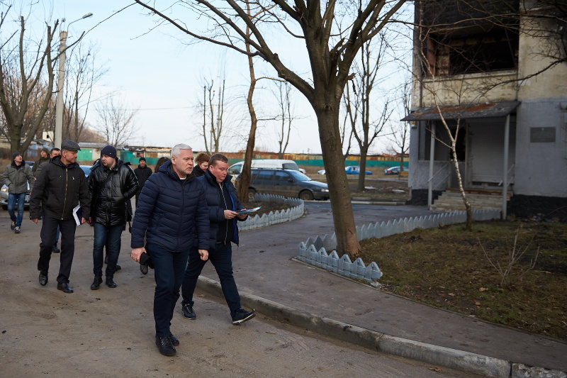 Ігор Терехов зустрівся з мешканцями однієї з найбільш зруйнованих багатоповерхівок у Київському районі