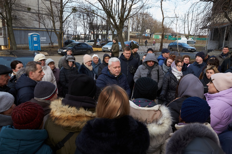 Ігор Терехов зустрівся з мешканцями однієї з найбільш зруйнованих багатоповерхівок у Київському районі