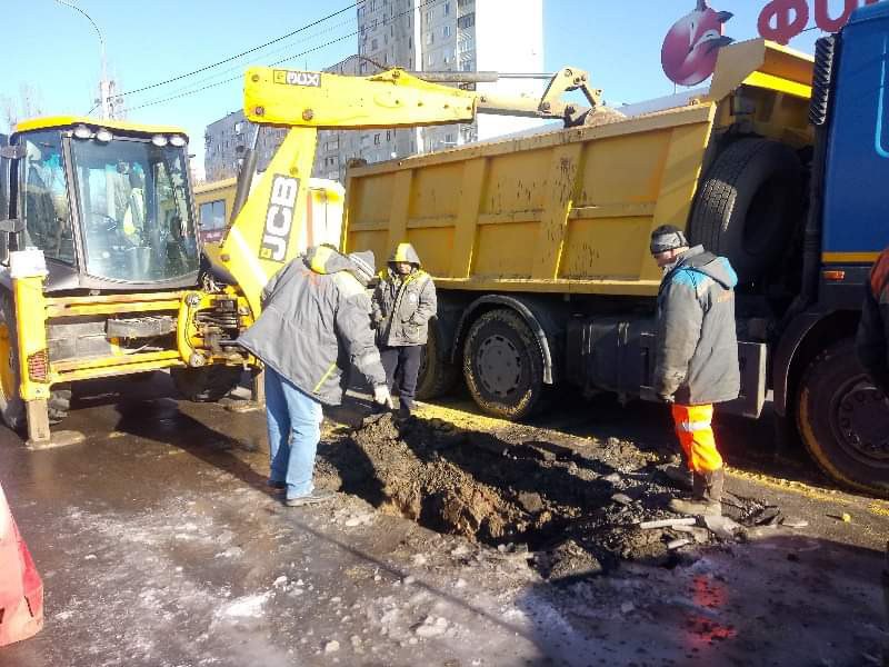 У Шевченківському районі усувають складну аварію на водоводі