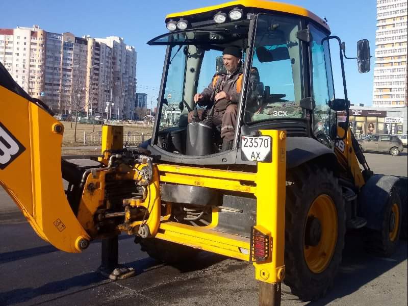 У Шевченківському районі усувають складну аварію на водоводі