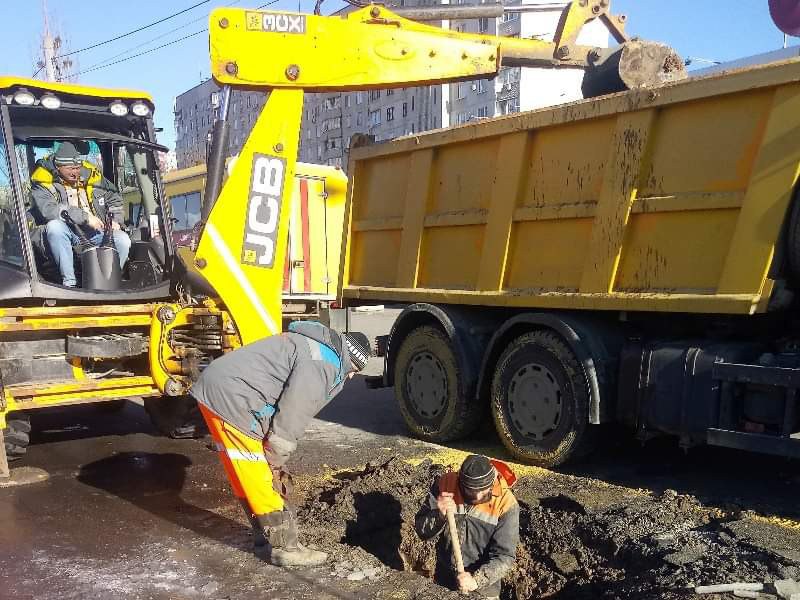 У Шевченківському районі усувають складну аварію на водоводі
