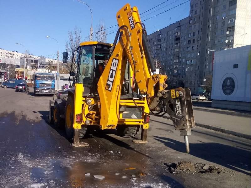 У Шевченківському районі усувають складну аварію на водоводі