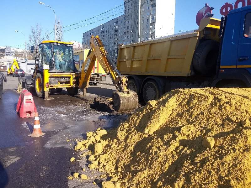 У Шевченківському районі усувають складну аварію на водоводі