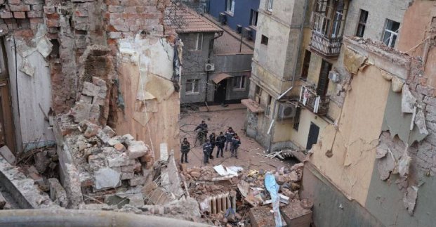У пошкодженому обстрілом будинку відновлюють подачу тепла
