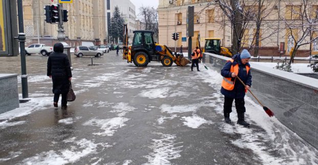 У Харкові понад дві тисячі комунальників прибирають сніг