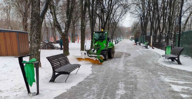 У Харкові близько двох тисяч комунальників прибирають сніг