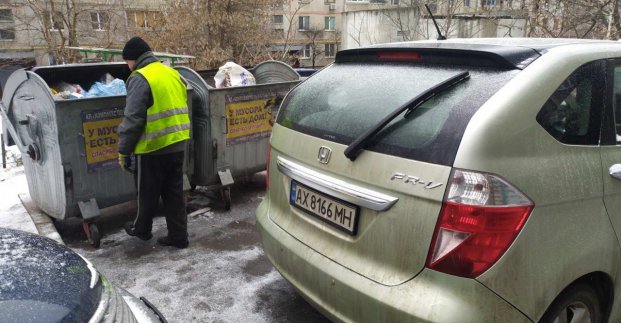 Харків'ян просять правильно паркувати автомобілі біля сміттєвих контейнерів
