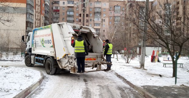 Бригади КВПВ наводять лад у мікрорайоні Новожанове