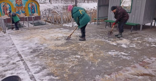 У Харкові прибирають сніг у дворах та парках
