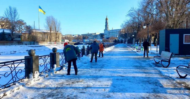 У Харкові прибирають сніг близько 1700 комунальників