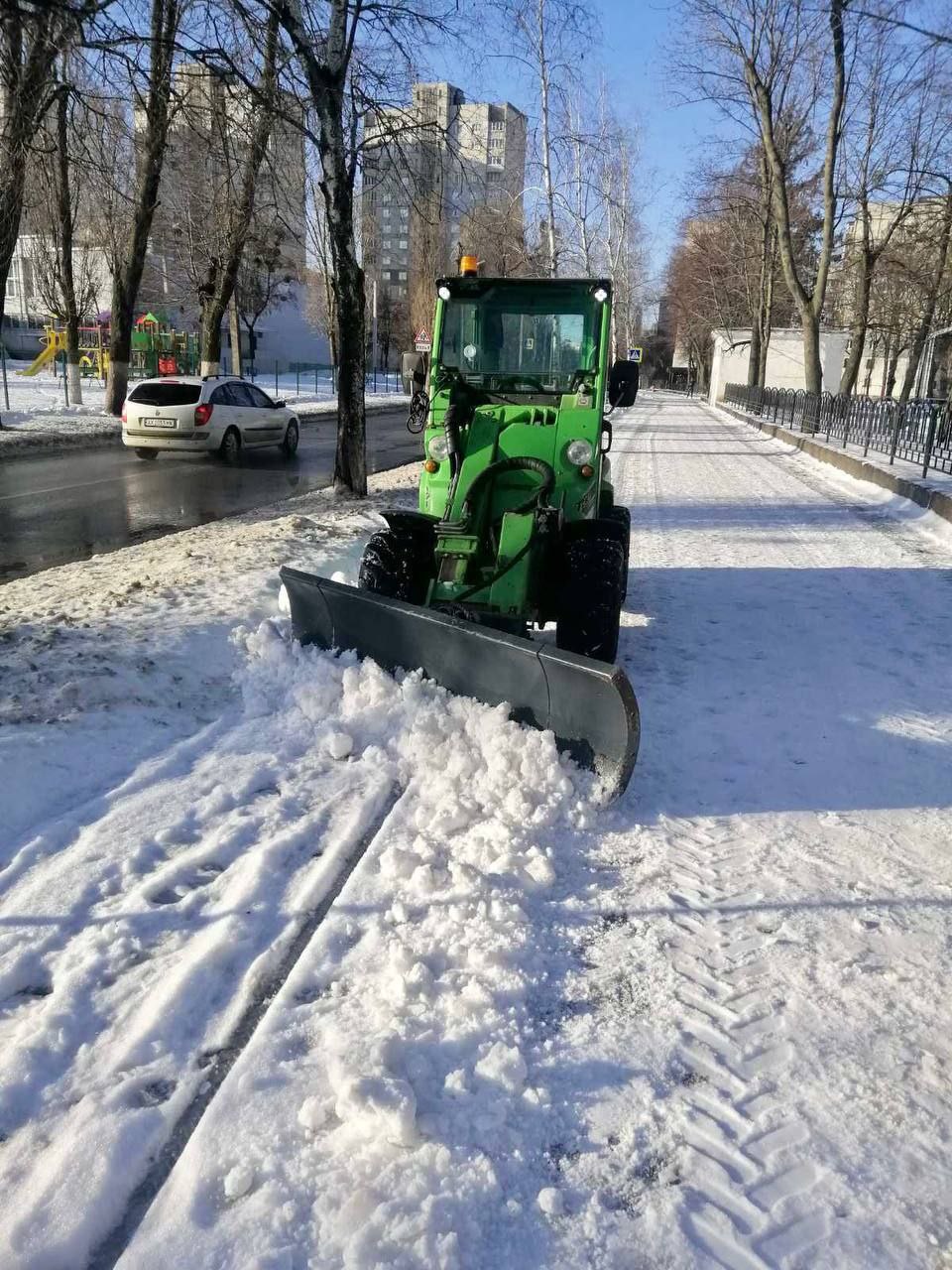 У Харкові прибирають сніг близько 1700 комунальників
