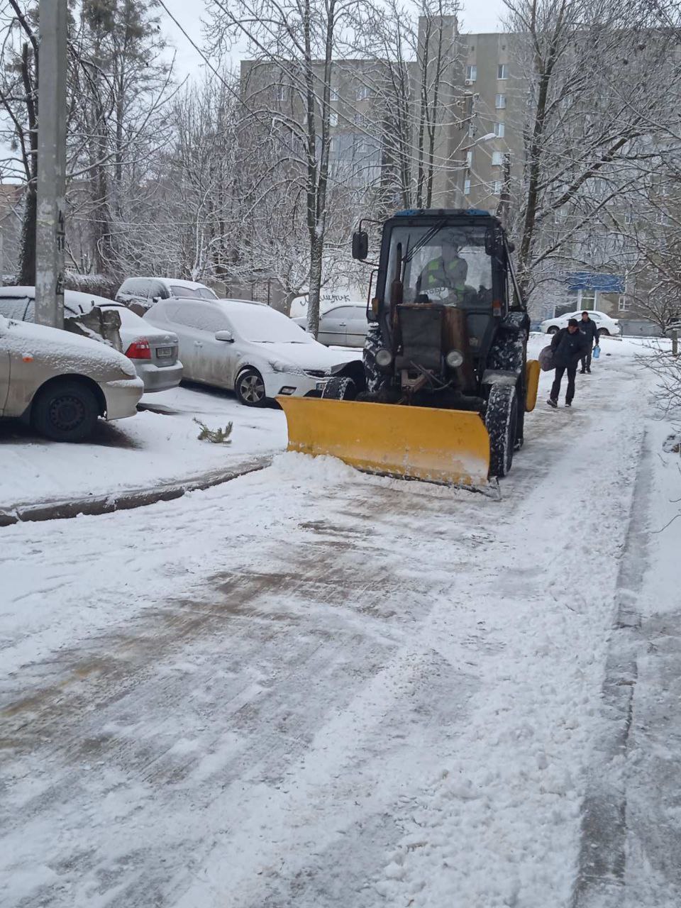 У Харкові прибирають сніг близько 1700 комунальників