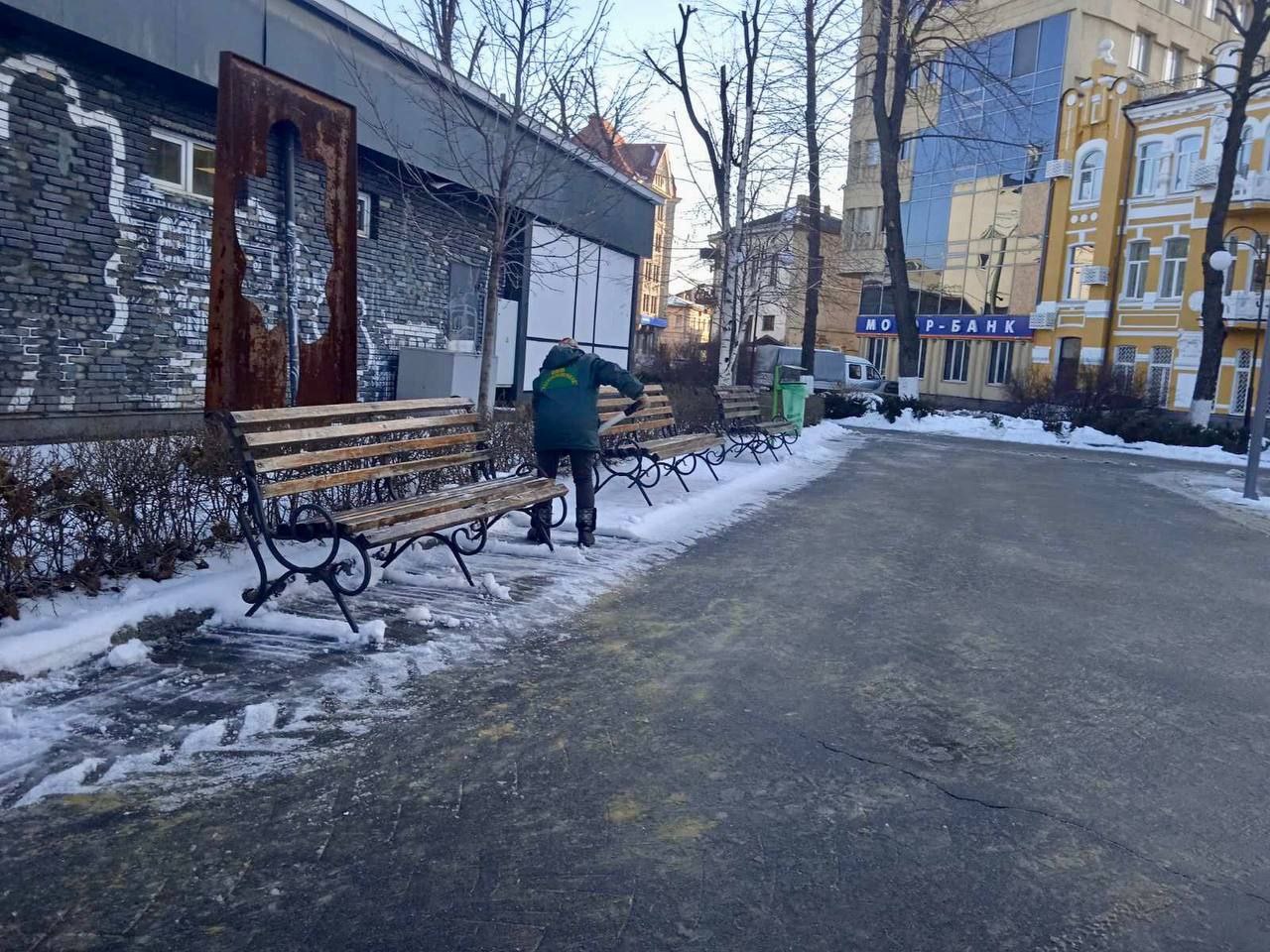 У Харкові прибирають сніг близько 1700 комунальників