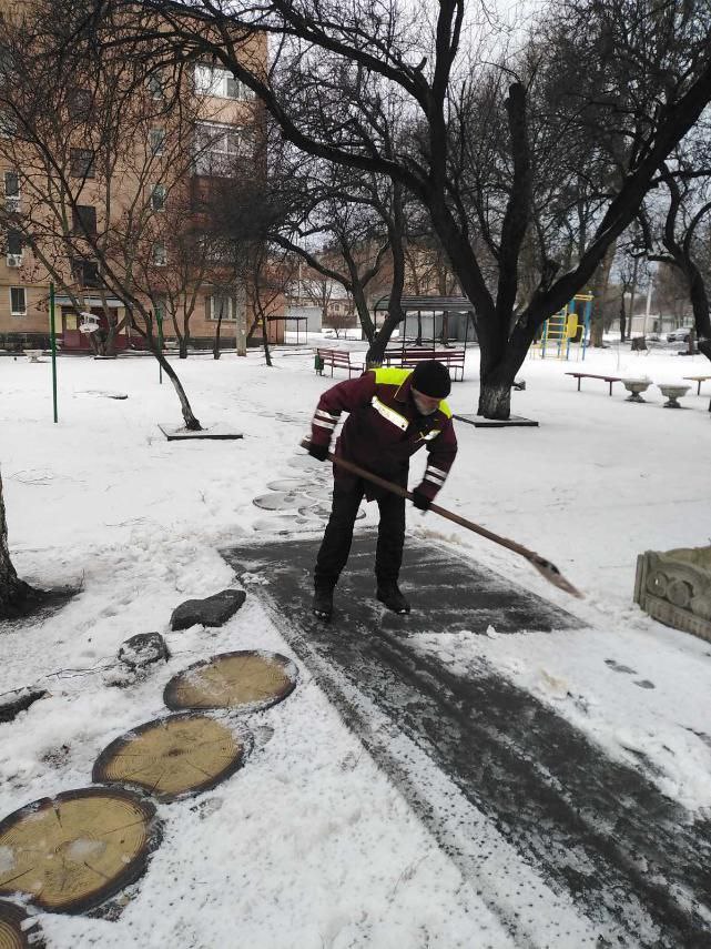Понад дві тисячі комунальників прибирають сніг у Харкові