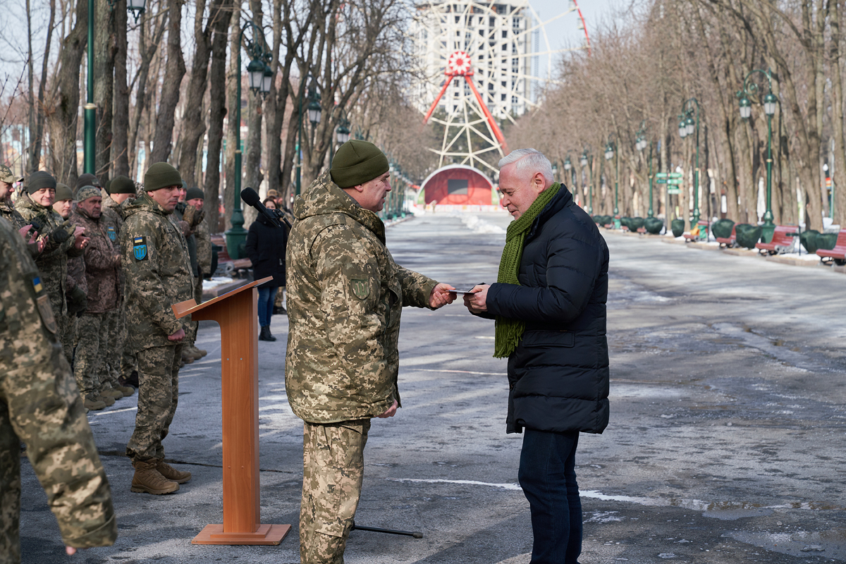 Ігор Терехов нагородив військовослужбовців ТрО за оборону Харкова