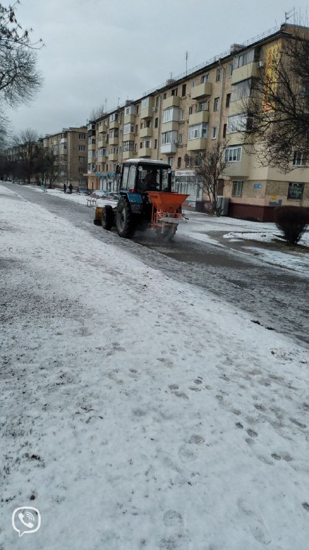 У Харкові прибирають сніг та посипають тротуари