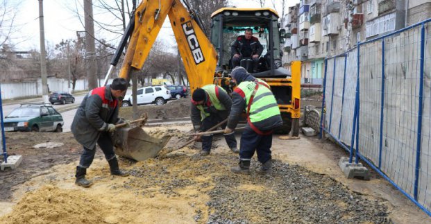 У Новобаварському районі відновлюють мережі водовідведення